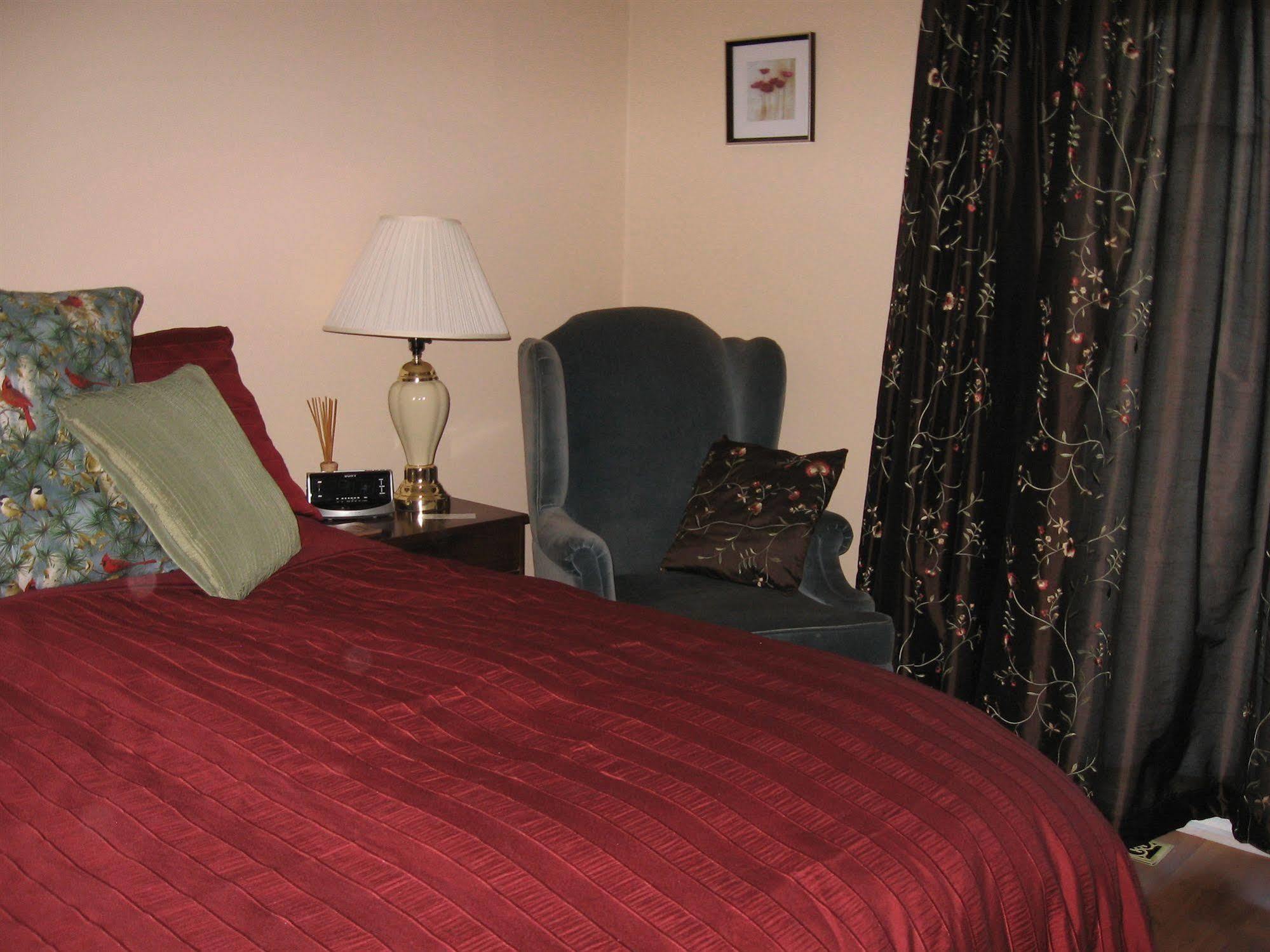 Twin Pines Bed And Breakfast Peterborough Extérieur photo
